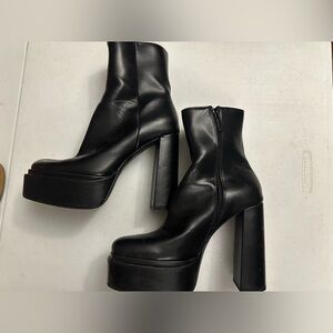 Women’s high heeled boots in a Sz 8